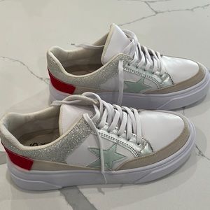 Size 8 women’s fashion sneaker. EUC.